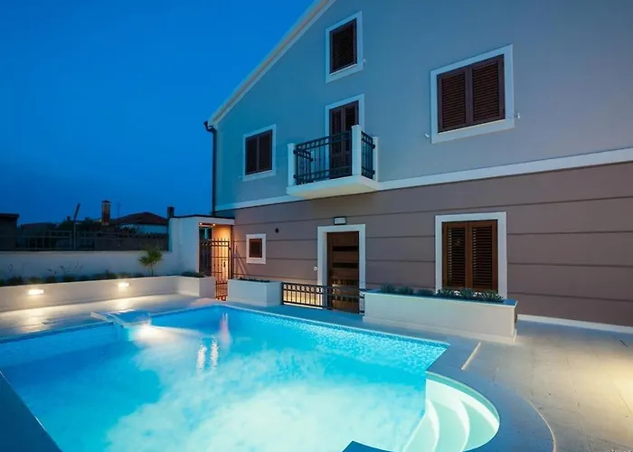 House With A Swimming Pool Preko, Ugljan - 14707 بيت للعطل *